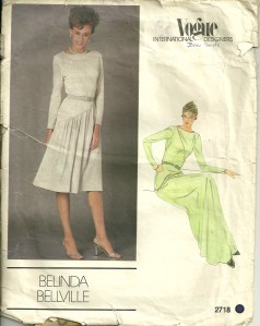 The piping is more clearly visible on the green view of this dress.