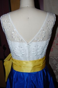 I am very pleased that I decided to "V" the back of the outer bodice!