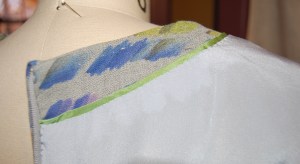 I used a bias strip of lightweight silk for the piping.