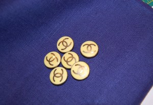 Yes, those are interlocking "a la Chanel" Cs.